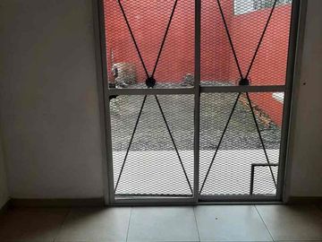 Departamento 2 ambientes en planta baja con cochera y fondito.