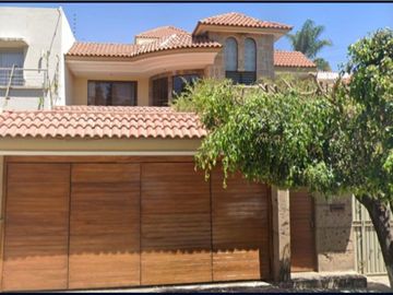 ¡Hermosa Residencia en Jardines Vallarta, Zapopan! Diseño y Confort para tu Familia