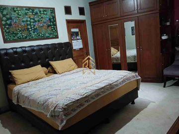 rumah 2lantai clasik lokasi strategis di belakang griya arcamanik bandung