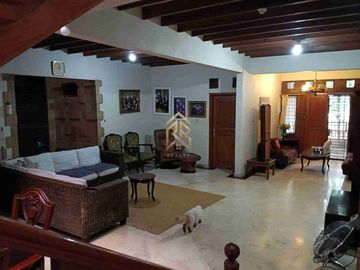 rumah 2lantai clasik lokasi strategis di belakang griya arcamanik bandung