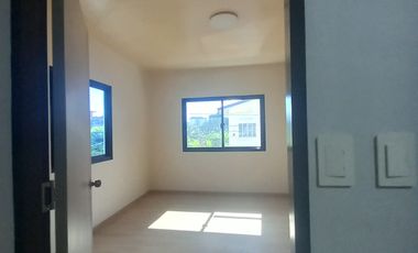 Modern Townhouse For Sale in Bonifacio Drive Tagaytay City-MC