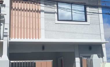 Modern Townhouse For Sale in Bonifacio Drive Tagaytay City-MC