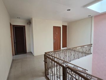 Dijual Rumah Hook 2,5 Lantai di Sunter, Jakarta Utara Rumah hook yang luas dan nyaman di kawasan strategis Sunter, Jakarta Utara. Cocok untuk hunian k