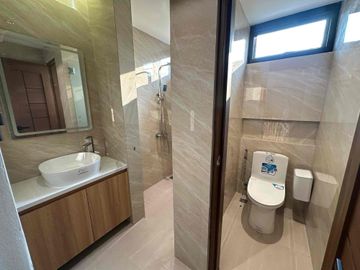 5 BEDROOM 𝗙𝗨𝗥𝗡𝗜𝗦𝗛𝗘𝗗 𝗠𝗢𝗗𝗘𝗥𝗡 𝗧𝗥𝗢𝗣𝗜𝗖𝗔𝗟 𝗛𝗢𝗠𝗘 𝗙𝗢𝗥 𝗦𝗔𝗟𝗘 IN MABALACAT PAMPANGA