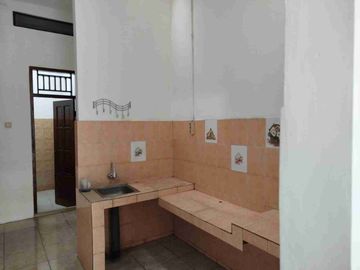 Rumah di Tengah kota Surakarta, akses jalan 2 mobil, rumah bagus dan terawat, cocok buat huni atau bisnis.