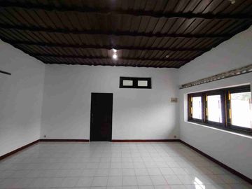 Rumah di Tengah kota Surakarta, akses jalan 2 mobil, rumah bagus dan terawat, cocok buat huni atau bisnis.