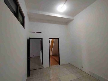 Rumah di Tengah kota Surakarta, akses jalan 2 mobil, rumah bagus dan terawat, cocok buat huni atau bisnis.