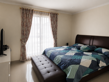 DIJUAL RUMAH CLUSTER STROZZI SUMMARECON SERPONG SEMI FURNISHED