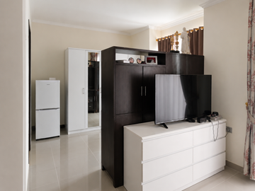 DIJUAL RUMAH CLUSTER STROZZI SUMMARECON SERPONG SEMI FURNISHED