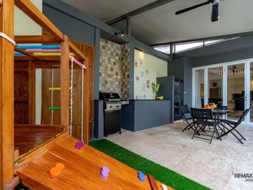 Villa masih aktif beroperasi Full Furnished Dijual, di Kerobokan