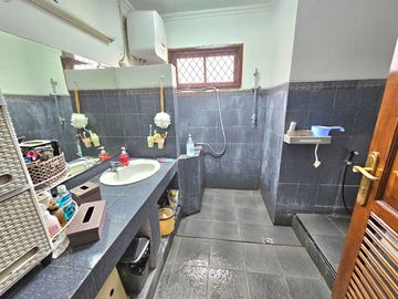 RUMAH HOOK 2LT SIAP HUNI DI PULOMAS UTARA JAKARTA TIMUR