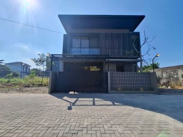 RUMAH 2 LANTAI FULL FURNISHED DEKAT EXIT TOL PURWOMARTANI DI KALASAN