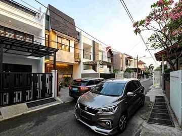 Rumah Baru 3 Lantai Pondok Bambu – SHM, 2 Carport, Rp2,5 M