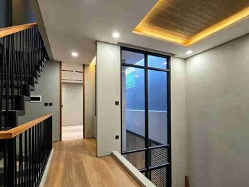Rumah Baru 3 Lantai Pondok Bambu – SHM, 2 Carport, Rp2,5 M