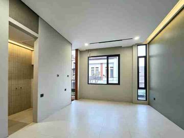 Rumah Baru 3 Lantai Pondok Bambu – SHM, 2 Carport, Rp2,5 M