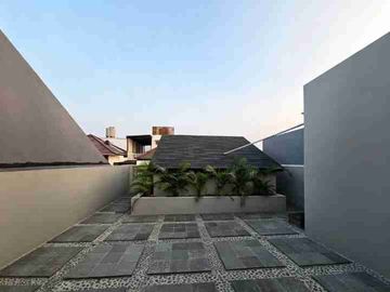 Rumah Baru 3 Lantai Pondok Bambu – SHM, 2 Carport, Rp2,5 M
