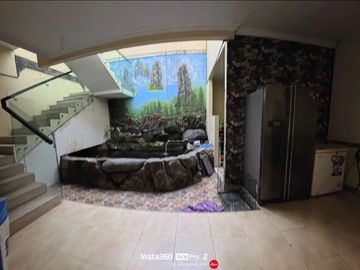 Rumah Gayung Kebonsari Hadap : Barat Taman+Kolam Koi+Balkon Garasi + Carport  Row Jalan : 2 mobil