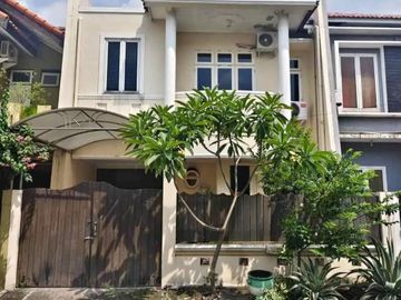 Rumah Gayung Kebonsari Hadap : Barat Taman+Kolam Koi+Balkon Garasi + Carport  Row Jalan : 2 mobil