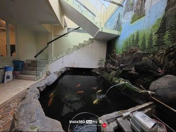Rumah Gayung Kebonsari Hadap : Barat Taman+Kolam Koi+Balkon Garasi + Carport  Row Jalan : 2 mobil
