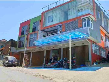 kos + rumah induk + toko di jalan raya belakang kampus unmuh hanya 50 m dari gerbang kampus kondisi penuh tinggal melanjutkan