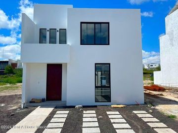 Venta de casa de autor en zakia privada con amenidades 3 recmarasa 3 baños 2 autos-ver descripcion