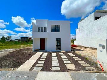 Venta de casa de autor en zakia privada con amenidades 3 recmarasa 3 baños 2 autos-ver descripcion