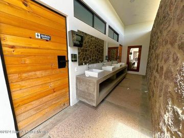 Venta de casa de autor en zakia privada con amenidades 3 recmarasa 3 baños 2 autos-ver descripcion