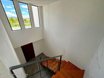 Venta de casa de autor en zakia privada con amenidades 3 recmarasa 3 baños 2 autos-ver descripcion