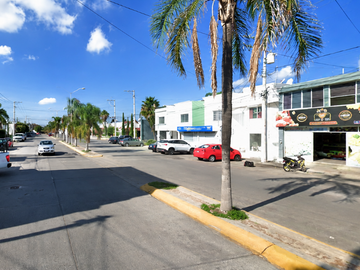 CASA CON LOCAL EN QUINTA LAS VILLAS