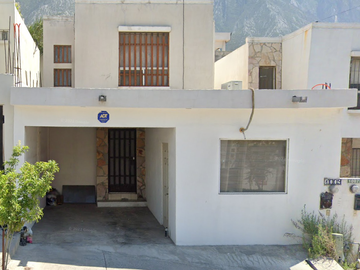 VENTA DE CASA EN FRACC. MISION DE SANTA CATARINA, NUEVO LEON.