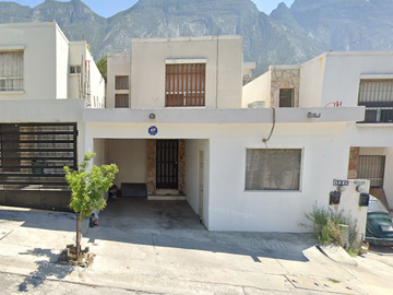 VENTA DE CASA EN FRACC. MISION DE SANTA CATARINA, NUEVO LEON.