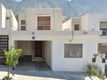 VENTA DE CASA EN FRACC. MISION DE SANTA CATARINA, NUEVO LEON.