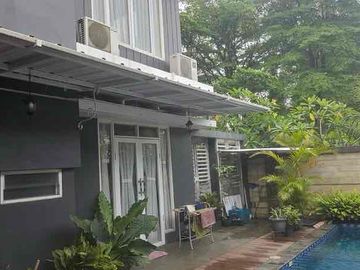 Rumah Asri Nyaman di Hook Depan Taman di Emerald Bintaro