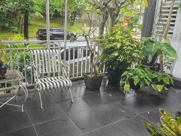 Rumah Asri Nyaman di Hook Depan Taman di Emerald Bintaro