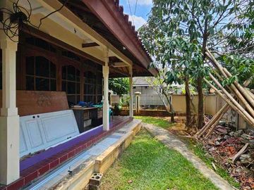 Rumah Hook Super Luas di Komplek Elite Cinere