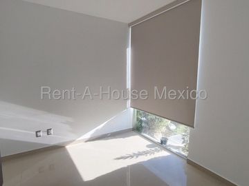 Casa en renta en Valle de Juriquilla, 3 recámaras, estudio, sala de TV y 2 estacionamientos