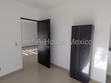 Casa en renta en Valle de Juriquilla, 3 recámaras, estudio, sala de TV y 2 estacionamientos