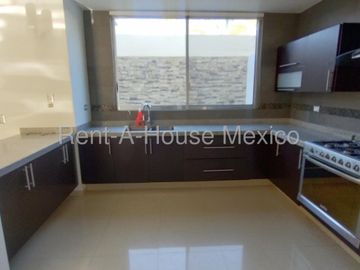 Casa en renta en Valle de Juriquilla, 3 recámaras, estudio, sala de TV y 2 estacionamientos