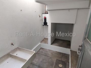 Casa en renta en Valle de Juriquilla, 3 recámaras, estudio, sala de TV y 2 estacionamientos