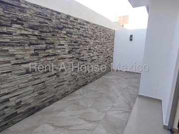 Casa en renta en Valle de Juriquilla, 3 recámaras, estudio, sala de TV y 2 estacionamientos