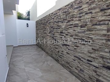 Casa en renta en Valle de Juriquilla, 3 recámaras, estudio, sala de TV y 2 estacionamientos