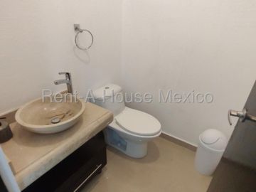 Casa en renta en Valle de Juriquilla, 3 recámaras, estudio, sala de TV y 2 estacionamientos