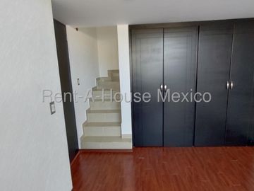 Casa en renta en Valle de Juriquilla, 3 recámaras, estudio, sala de TV y 2 estacionamientos