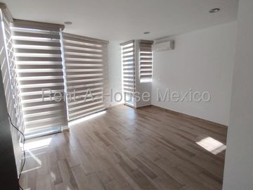 Casa en renta en Valle de Juriquilla, 3 recámaras, estudio, sala de TV y 2 estacionamientos