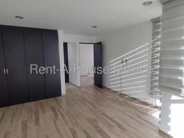 Casa en renta en Valle de Juriquilla, 3 recámaras, estudio, sala de TV y 2 estacionamientos