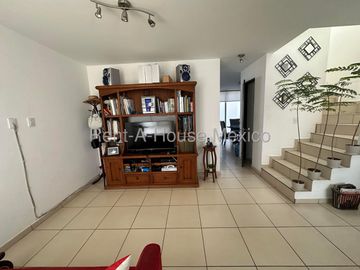 Casa en venta en Fracc. El Mirador, Precio competitivo en la zona, 3 recámaras, cocina con barra de granito, patio y 2 estacionamientos