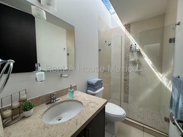 Casa en venta en Fracc. El Mirador, Precio competitivo en la zona, 3 recámaras, cocina con barra de granito, patio y 2 estacionamientos