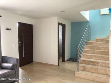 Casas en venta en San Isidro Juriquilla, 3 recámaras 2.5 baños, cocina equipada, acabados en mármol, Alberca, Gimnasio, Jardines, Salón usos múltiples
