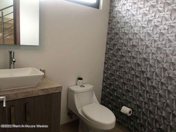 Casas en venta en San Isidro Juriquilla, 3 recámaras 2.5 baños, cocina equipada, acabados en mármol, Alberca, Gimnasio, Jardines, Salón usos múltiples