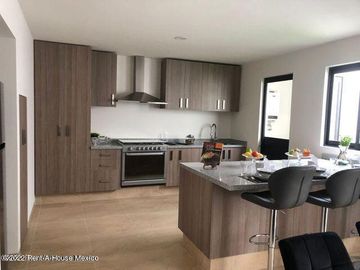 Casas en venta en San Isidro Juriquilla, 3 recámaras 2.5 baños, cocina equipada, acabados en mármol, Alberca, Gimnasio, Jardines, Salón usos múltiples